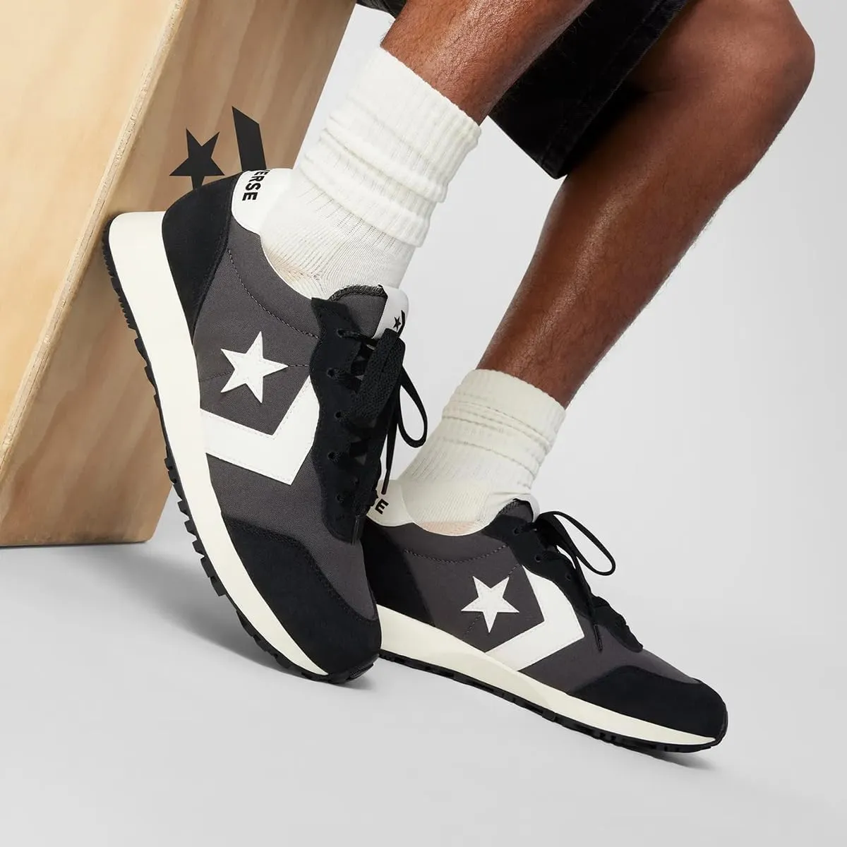 Converse Unisex-Adult Omega Trainer Sneaker