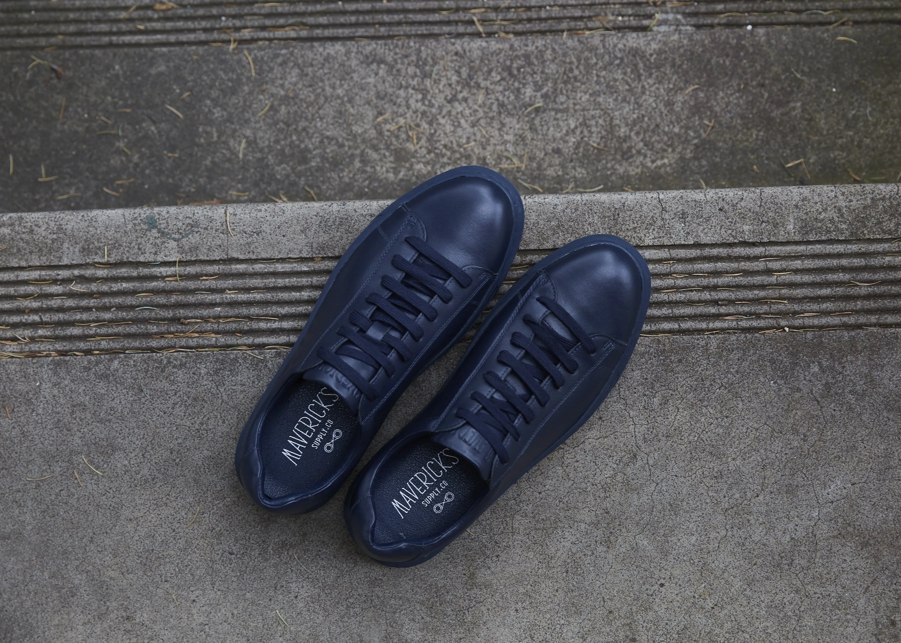 Mavericks cooper mens leather sneaker in navy